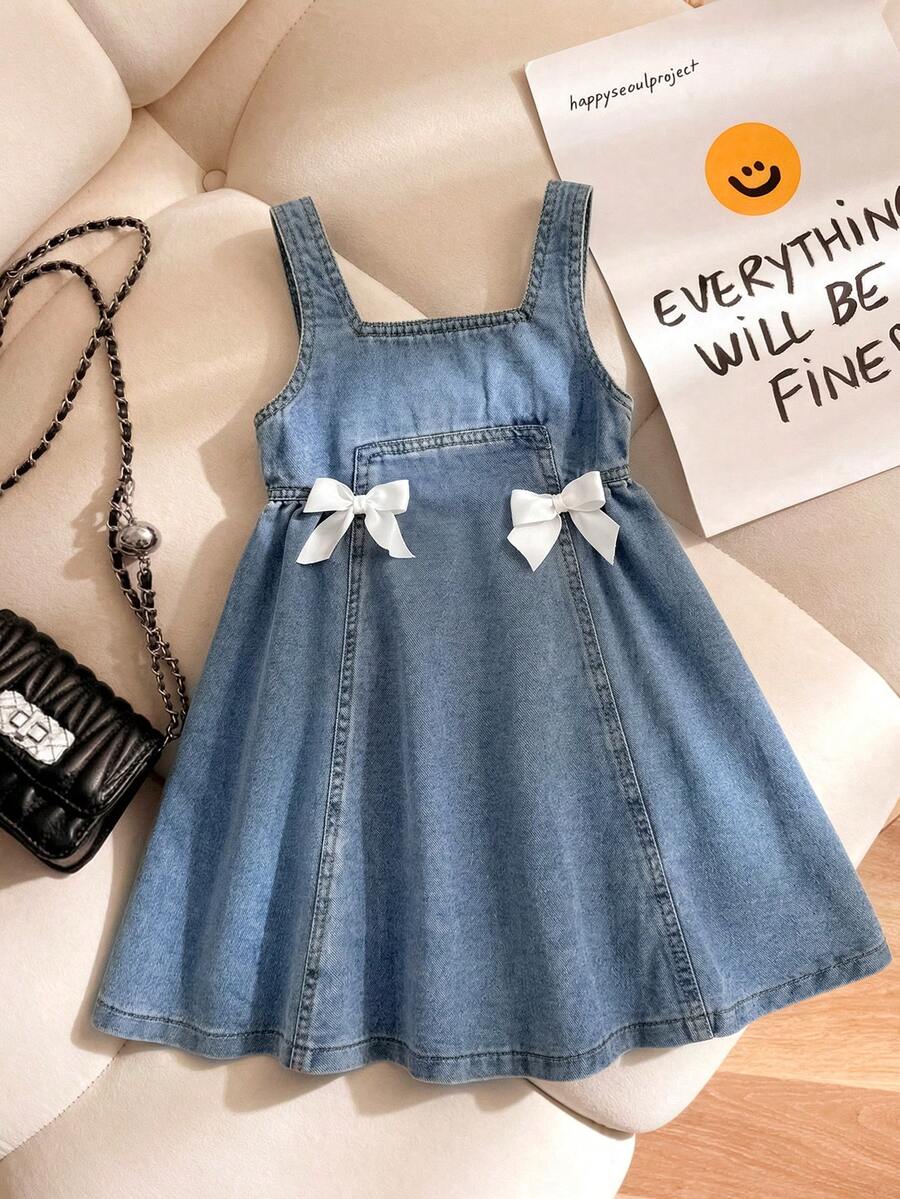 SHEIN Genkimix Kids Vestido de tirantes de mezclilla de moda para niñas, vestido de princesa de mezclilla suave lavada, nuevo diseño de verano con decoración de moño - Azul - Ver 1