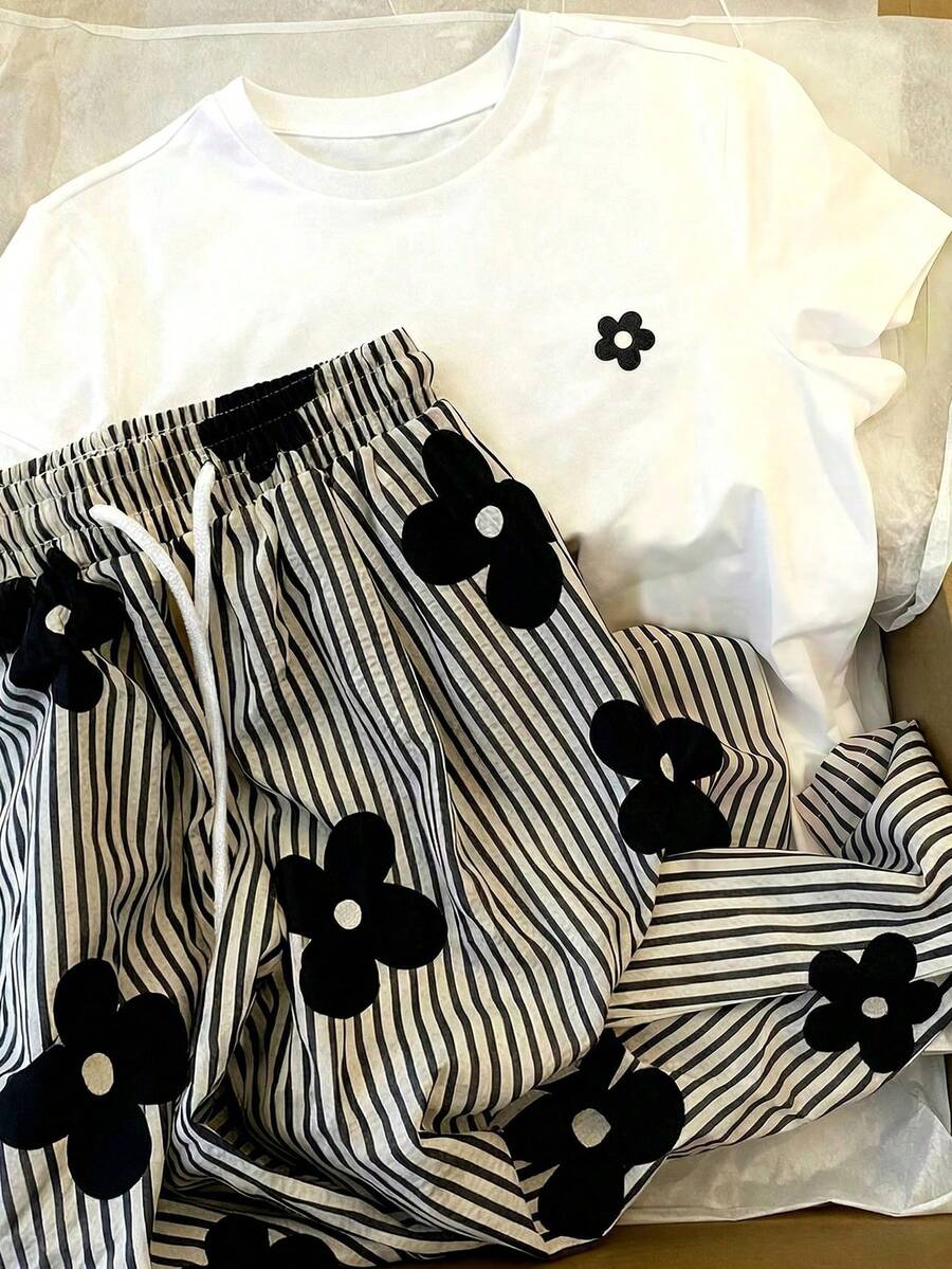 SHEIN Ensemble t-shirt à manches courtes col rond et pantalon ample avec imprimé floral rayé, tenue décontractée d'été pour préadolescentes en vacances - Noir et Blanc - Voir 1