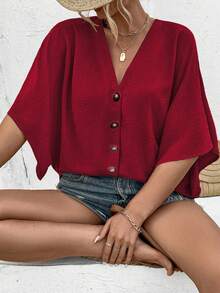 SHEIN Holidaya 大码女式优雅纯色提花V领插肩袖纽扣装饰沙滩度假风2025春夏新款百搭衬衫，设计细节精美 - 紅色 - 查看 4