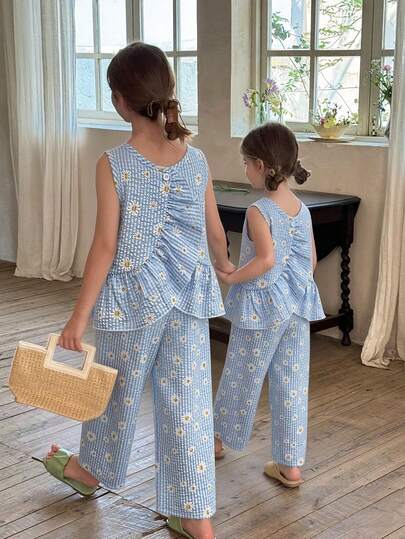 女童夏季新款简约休闲两件套，雏菊印花天蓝色，无袖露脐上衣配荷叶边下摆和宽松阔腿裤，适合日常穿着、休闲外出、旅行和海滩。