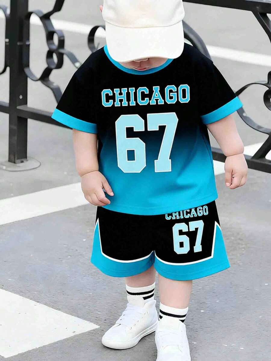 SHEIN Set de 2 piezas de camiseta de manga corta con estampado de letra degradada "Chicago 67" y pantalones cortos casuales para niños pequeños, uso cómodo para primavera, verano y otoño