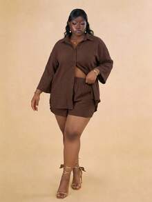 Hourglow Bộ đồ nữ cỡ lớn màu trơn gồm áo sơ mi và quần short tay rớt cài cúc một hàng, kiểu dáng rộng rãi thoải mái, thích hợp cho mùa hè, dành cho dáng người đồng hồ cát. - Đỏ - Xem 4