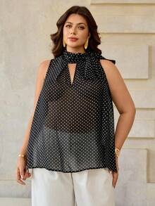Roveilla Blusa feminina plus size de chiffon com estampa de bolinhas, decote em V, amarração frontal, sem mangas, estilo casual, solta e elegante. Ideal para o dia a dia e para férias. Blusas sofisticadas para mulheres plus size. Últimas em blusas plus size. Novidades em blusas plus size. Looks casuais para mulheres plus size. Looks de verão plus size. - Preto - Ver 6