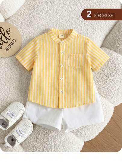 Bộ đồ bé trai thường ngày dễ thương gồm áo sơ mi ngắn tay kẻ sọc và quần short cạp chun.