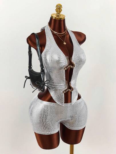 Amplova Bộ đồ 2 mảnh nữ họa tiết da rắn mới, trang trí kim loại, gồm áo hai dây và quần short cạp thấp.