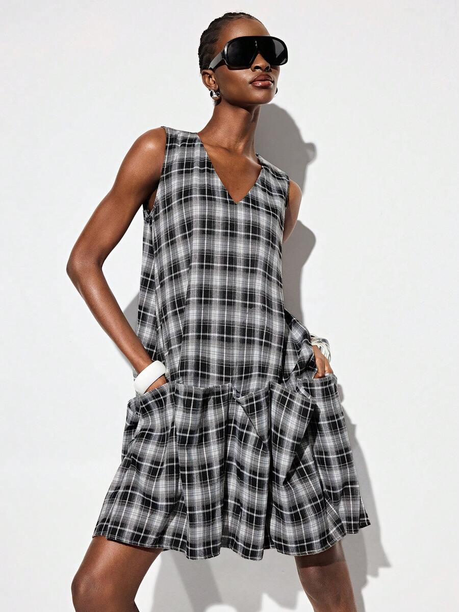 Aveloria GENKIRA Black And White Checkered,Summer,Casual,Vacation Women's Plaid Deconstruction Sleeveless V-Neck Loose Straight Dress,Pleated Hem,College Style - Black and White - View 1