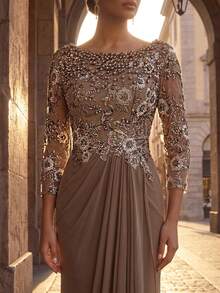 Aureia Vestido elegante con mangas transparentes de punto elástico con bordado de encaje, cuentas y aplicaciones en forma de diamante, con volantes en el bajo tipo cola de sirena, adecuado para bodas, galas y eventos de noche - Marrón Mocha - Ver 5