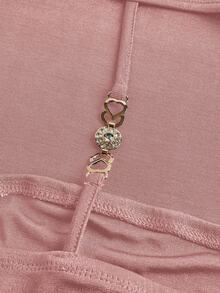 SHEIN Girlism 少女露背吊带背心，金属装饰扣，适合邮轮、万圣节、晚宴、生日、返校节、运动、返校、度假、大学风、复活节、音乐节、毕业典礼、家庭聚会等场合；时尚甜美纯色双层蕾丝白色迷你A字Y2K套装，搭配白色荷叶边层叠蛋糕裙；针织露背短款上衣，打结细节，不对称下摆；短款上衣 - 粉色 - 查看 3