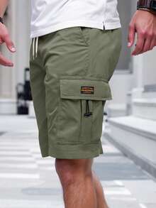 Manfinity Homme 男士成熟街头风宽松休闲多口袋工装短裤，适合日常休闲、街头漫步、周末出游、旅行、朋友聚会等场合。这款短裤是男士衣橱中不可或缺的百搭单品，也是送给男友或丈夫的绝佳礼物。适合男士穿着，日常休闲、周末旅行、户外活动、探险旅行、轻松的工作环境或半正式场合，也是送给男友/丈夫的礼物，周年纪念/生日礼物，适合派对、夏季假期、婚礼、春夏交替、复活节等场合。这款时尚工装短裤采用抽绳腰带和侧袋设计，宽松休闲，是夏季的理想之选。其他相关标签包括：男士工装短裤、男士口袋短裤、男士休闲深绿色短裤、男士绿色短裤、男士军装短裤等。 - 軍綠色 - 查看 3