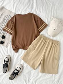 SHEIN Streecool Kids 两件套男童宽松休闲街头风套装，数字印花撞色条纹袖上衣搭配阔腿工装裤，适合日常、通勤、休闲、街头、度假、派对、用餐等场合。 - 卡其色 - 查看 2