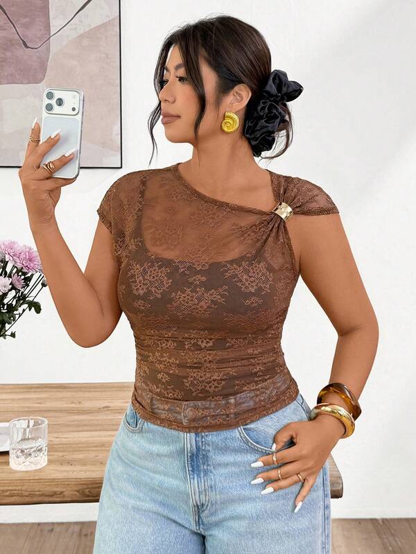 SHEIN Frenchy Áo thun nữ cỡ lớn gợi cảm, áo kiểu ren thanh lịch, áo mặc mùa hè cho buổi hẹn hò, áo thời trang đường phố màu nâu xuyên thấu, áo ren tay ngắn cho nữ, trang phục thường ngày cho nữ.