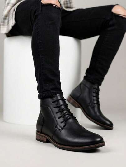 Botines de vestir negros para hombre elaborados en piel genuina de ternera, con forro de piel y acabado cosido y pegado para una construcción duradera. Su diseño con cordones y silueta clásica aporta un estilo sofisticado que se adapta tanto a ocasiones formales como a looks diarios con un aire profesional y elegante.