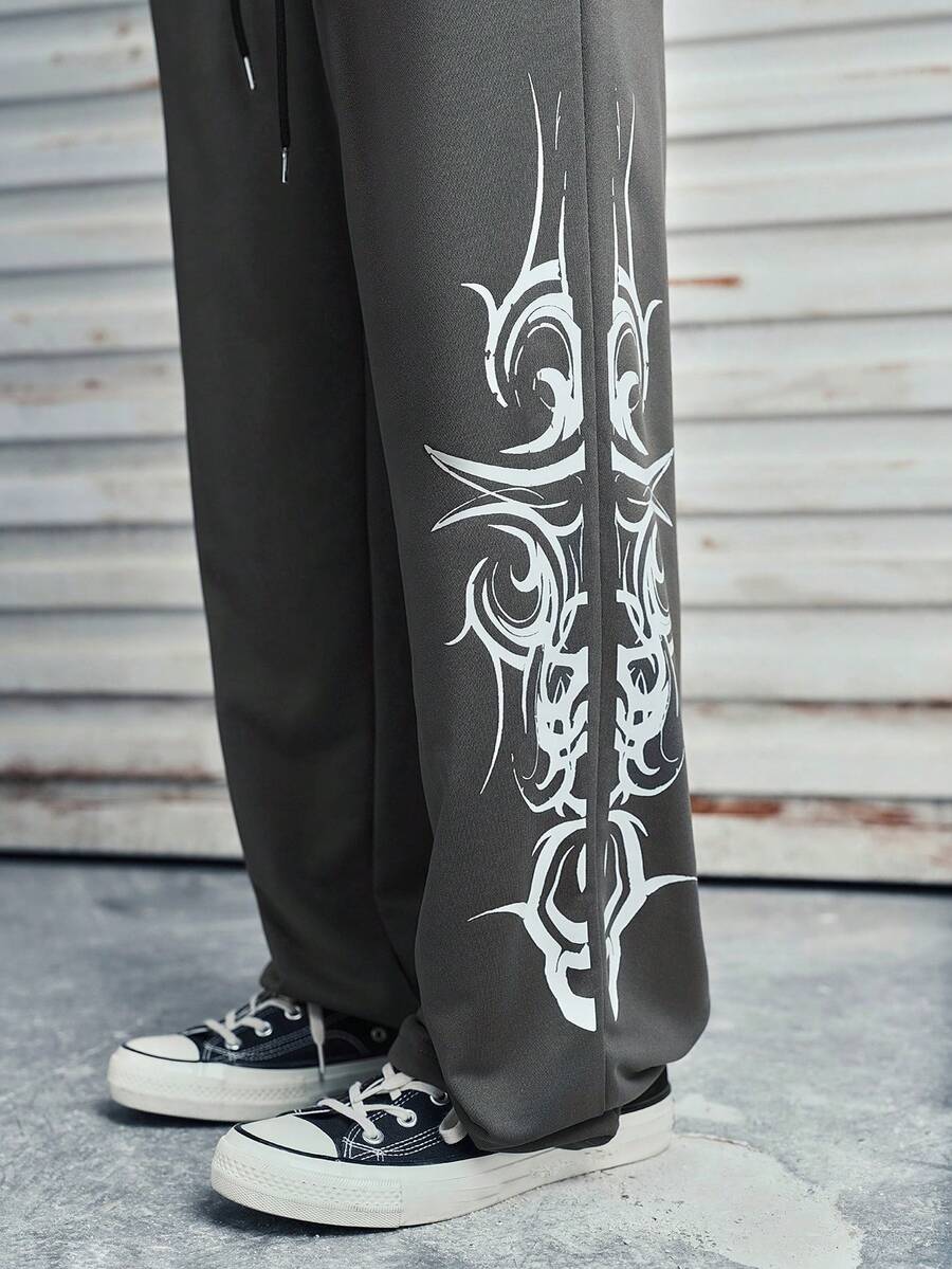 Modcrash Pantalones de chándal casuales con estampado gráfico, ajuste holgado y pierna recta, estampado de grafiti en inglés, ropa de calle cómoda para el verano, estilo retro americano, unisex, ajuste relajado para atuendos de verano - Adecuado para uso diario y atuendos de vacaciones de verano. - Gris Oscuro - Ver 1