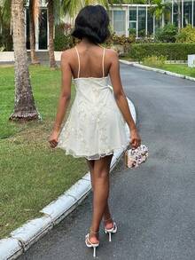 Mima John 女士优雅性感褶皱罩杯刺绣纯色修身 A 字迷你连衣裙 - 杏色 - 查看 3