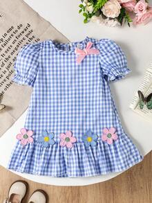 这款柔和米色的女婴连衣裙采用经典的圆领设计，搭配可爱的泡泡袖和精致的荷叶边袖口和下摆，并点缀着甜美的花朵图案，打造出可爱又简约的造型。旨在让您的宝贝像阿拉伯公主一样闪耀，是宴会、派对和其他特殊场合的完美之选。 - 藍色 - 查看 4