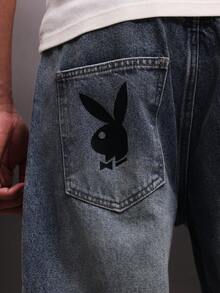 PLAYBOY X SUMWON Quần jeans nam dáng rộng, chất liệu denim mài, có chi tiết rách và logo thương hiệu ở túi sau. - Màu xanh lam - Xem 6