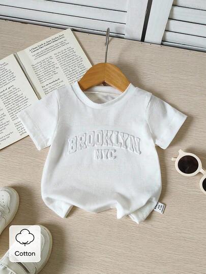 SHEIN Camiseta de manga corta con cuello redondo y estampado de letras en relieve para niño pequeño, estilo minimalista, diseño de moda, corte holgado, adecuado para salidas y vida escolar casual, primavera/verano
