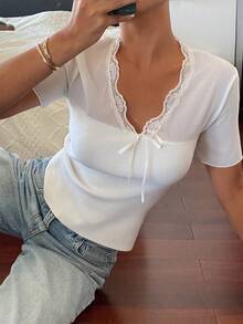 DAZY Áo dệt kim ngắn tay nhẹ, cổ chữ V, phối ren tương phản, nơ, thích hợp cho nữ, đi nghỉ mát, mùa hè. - trắng - Xem 1