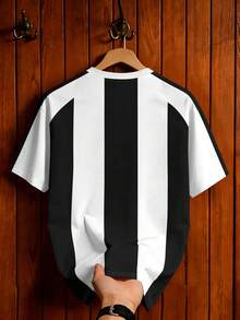 Manfinity Campus Court T-shirt à manches courtes avec imprimé rétro américain de colombe de la paix à rayures, avec badge assorti. T-shirt de marque à manches courtes, coupe ample, style sportif et décontracté. T-shirt graphique pour homme. - Blanc - Voir 2