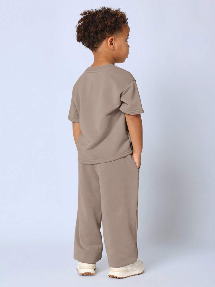 Wygodny, nowoczesny design, nadruk graficzny, skoordynowany strój