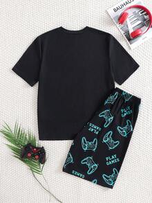 SHEIN 一套青少年男童夜光电子游戏印花针织紧身短袖上衣和配套印花长裤睡衣套装，两件套 - 黑色绿色游戏睡衣，UV 夜光游戏手柄印花圆领设计，黑色绿色电竞游戏配色，弹力贴身面料，长袖圆领贴身上衣，束口长裤，游戏手柄组合，社交媒体风格，电竞游戏，春夏秋冬假日必备大童居家套装。本产品需要紫外线照射才能发光。 - 彩色 - 查看 4