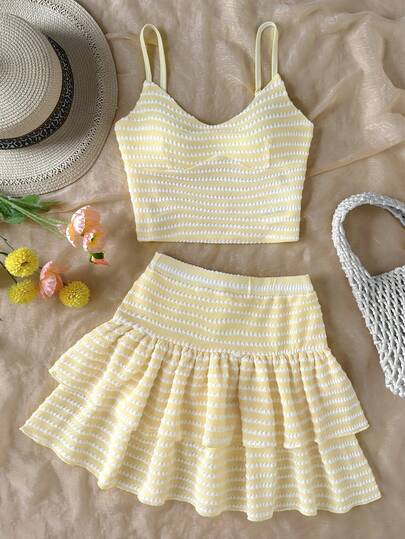 SHEIN Bộ đồ thường ngày phong cách retro cho bé gái tuổi teen mùa xuân hè gồm áo hai dây dệt kim sọc màu vàng nhạt với chân váy chữ A và quần short, phối cùng chân váy xếp ly.