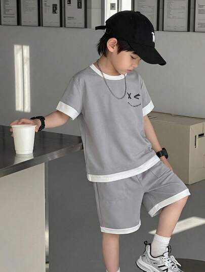 SHEIN 2pcs/Set Tween Boys Face & Letter Print Contrast Color Knit 2 In 1 Round Neck Short Sleeve T-Shirt, Casual Daily Sports Shorts, Suitable For Summer