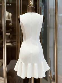 Ellegaria. V领珍珠饰边褶皱修身连衣裙，荷叶边下摆，优雅鸡尾酒会礼服 - 白色 - 查看 2