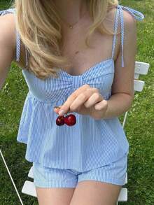 CovetEZ 女士条纹荷叶边吊带背心和短裤休闲两件套，浅蓝色条纹短裤，女士蓝色条纹套装，浅蓝色夏季上衣，蓝色条纹套装，夏季度假装。流行穿搭，夏季女装连衣裙，夏季女装套装，夏季女装连体裤，夏季女装套装，夏季女装上衣 - 藍色 - 查看 3