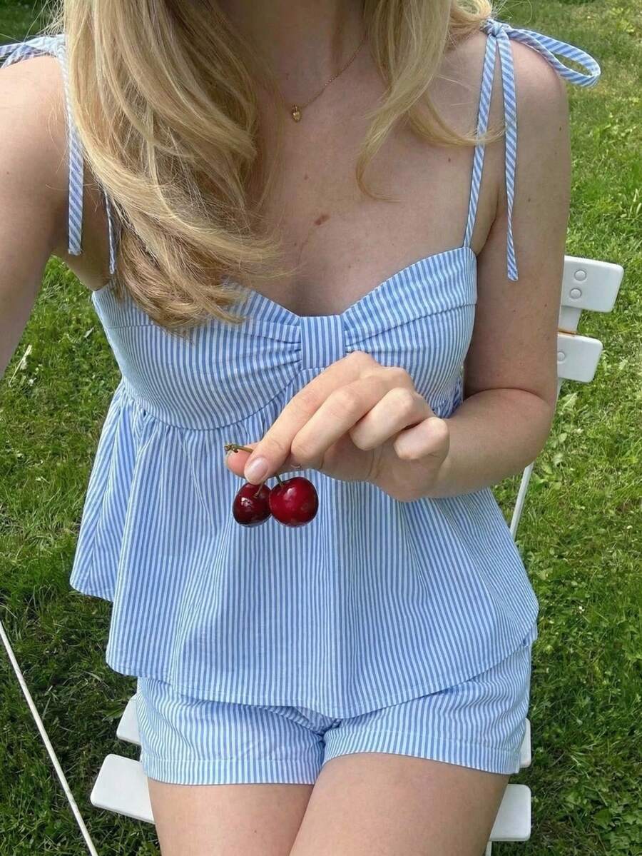 CovetEZ 女士条纹荷叶边吊带背心和短裤休闲两件套，浅蓝色条纹短裤，女士蓝色条纹套装，浅蓝色夏季上衣，蓝色条纹套装，夏季度假装。流行穿搭，夏季女装连衣裙，夏季女装套装，夏季女装连体裤，夏季女装套装，夏季女装上衣 - 藍色 - 查看 1
