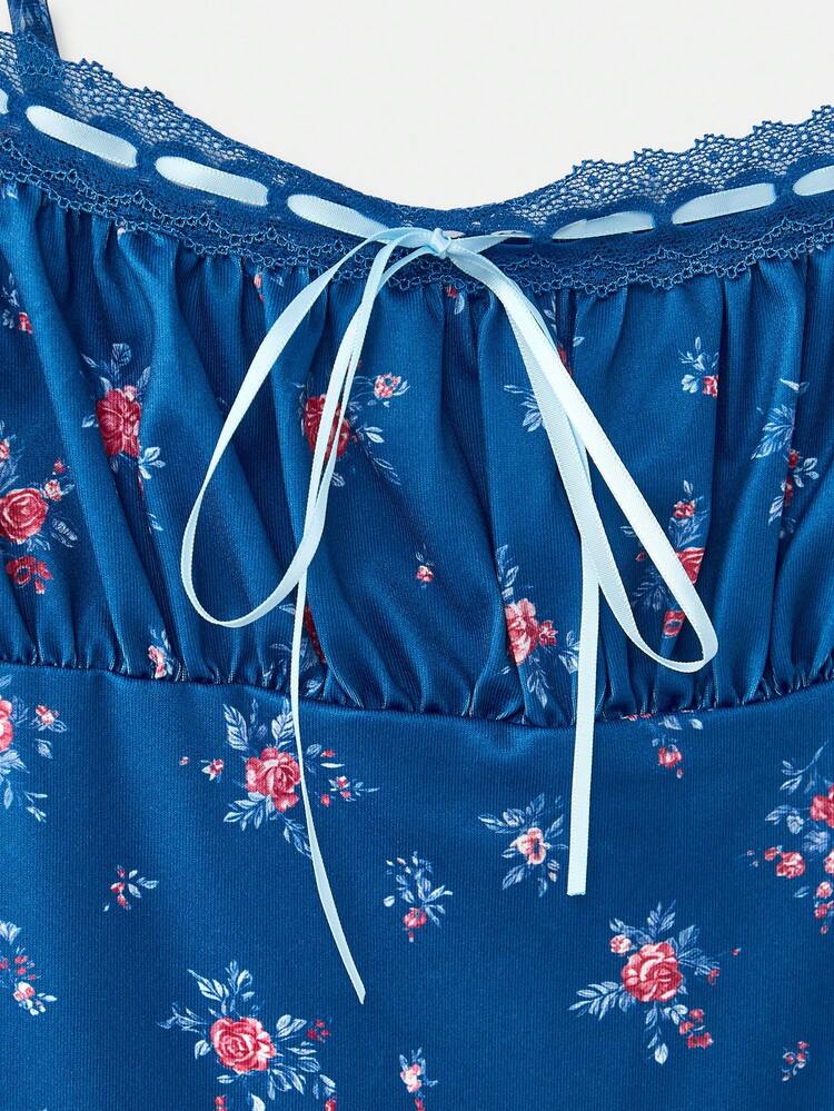Blau anliegendes Mini-Kleid mit Blume Muster, Spitzenbesatz und kleiner Schleife, süßer Frühlings-/Sommerstil im französischen Pariser Stil