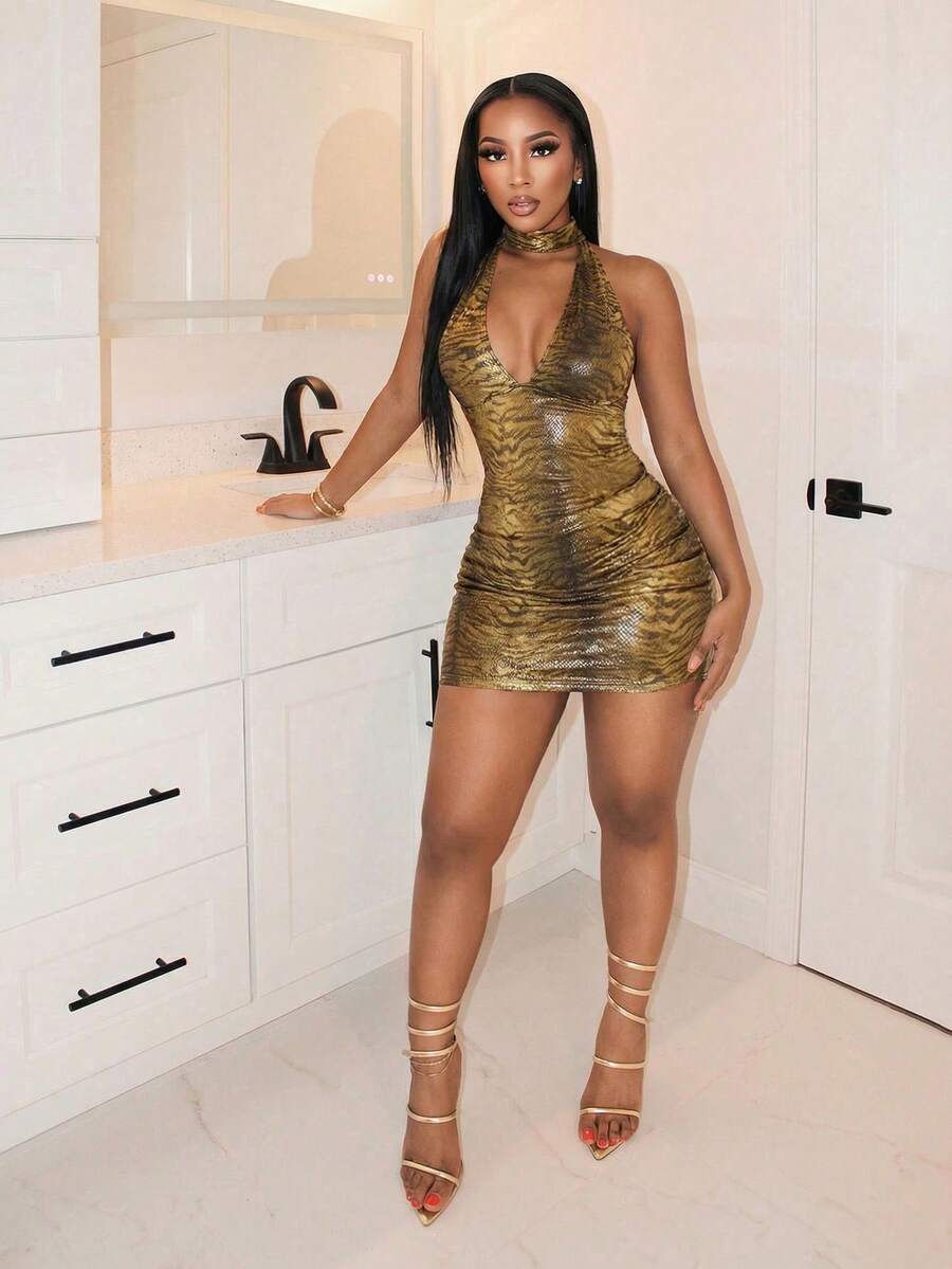 SHEIN BamGlam 这款蛇纹亮片面料吊带迷你紧身连衣裙适合新年派对、音乐节等场合，也可作为内衬裙穿着。 - 彩色 - 查看 1