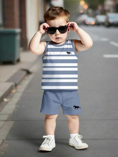 SHEIN 男童休闲条纹印花背心和短裤两件套，时尚Logo和马匹印花，适合春夏穿着