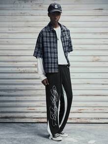Modcrash Pantalones de chándal acampanados negros con decoración de franja blanca lateral para hombres, cintura elástica con cordón, adecuados para uso casual y streetwear, estilo retro americano, unisex, ajuste relajado para atuendos de verano - adecuados para uso diario y atuendos de vacaciones de verano. - Multicolor - Ver 6