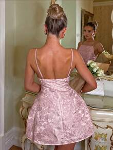 Glamine Charm 女士吊带连衣裙，提花花卉刺绣金属面料，奢华派对/下午茶礼服，露背公主风，性感优雅，夏季 - 粉色 - 查看 2