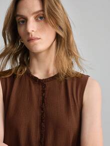 Ontre 2026春夏新款女士长裙，舒适提花面料，无袖修身廓形，A字裙摆，现代优雅婚礼宾客装扮，简约浪漫法式奢华都市时尚商务休闲办公服饰，低调复古风高端品质机场邮轮中东必备单品，四季皆宜的百搭婚礼系列女装 - 棕色 - 查看 6