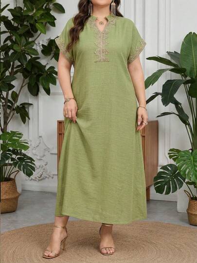 Al Najma Đầm dáng rộng màu trơn với cổ đứng viền vàng, thích hợp mặc hàng ngày.