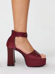 ROMWE Grunge Punk Sandálias de Salto Alto Femininas com Tema de Rebites e Fivela, Sapatos de Festa Góticos Punk Rock Y2K de Verão com Bico Aberto - Vinho - Visão 4