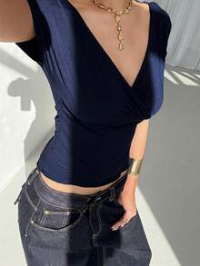 Aloruh 女士纯色交叉裹身短袖修身夏季T恤，性感蕾丝透视后背设计 - 藏蓝色 - 查看 4