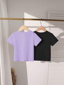 Conjunto de 2 camisetas infantis femininas, roxas e pretas, com gola redonda e estampa "I'm The Crazy Sister" (Sou a Irmã Louca). Ideal para uso casual, esportivo, corrida ou escola. Roupa básica, simples e confortável para o dia a dia. Perfeita para primavera, verão e outono, para crianças de 4 a 7 anos. - Preto - Ver 2