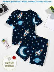 一套男童夜光睡衣，包括一件印有宇宙月亮和星星图案的针织弹力圆领上衣和一条配套的印花紧身短裤，夏季睡衣套装（配有紫外线灯，可产生夜光效果），是送给孩子的绝佳礼物。 - 寶藍色 - 查看 2