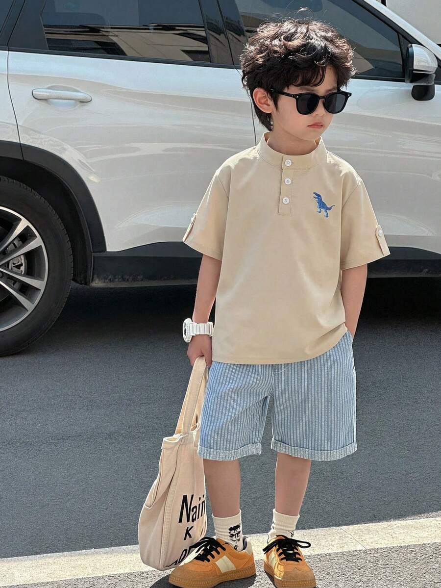 SHEIN Genkimix Kids 學院風夏季親子度假套裝 2件組 小男孩套裝,刺繡圖案立領 Polo 衫 + 條紋短褲,簡約學院風 - 卡其色 - 查看 1