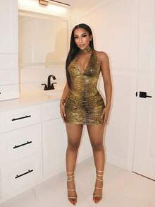 SHEIN BamGlam 这款蛇纹亮片面料吊带迷你紧身连衣裙适合新年派对、音乐节等场合，也可作为内衬裙穿着。 - 彩色 - 查看 3
