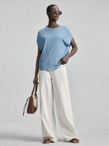 Ontre 女士浅蓝色拱形肩袖针织上衣，现代优雅的婚礼宾客装扮，简约浪漫的法式奢华感，都市时尚商务休闲办公装，低调奢华气质，高端通勤机场邮轮穿搭，中东活动必备，高品质百搭季节性婚礼系列度假上衣 - 藍色 - 查看 4