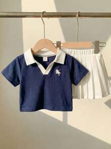 女婴夏季海军蓝和白色学院风刺绣polo衫搭配百褶裙套装，适合休闲外出、学校活动、家庭聚会、朋友聚会和舞蹈日穿着。 - 藍色 - 查看 4