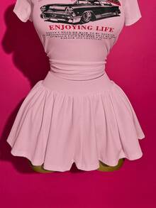 Slaydiva 2025春夏新款波西米亚音乐节休闲日常海滩度假派对街头风性感甜美可爱Y2K白色纹理弹力针织面料黑色复古汽车图案印花圆领短袖露脐紧身T恤搭配白色弹力腰褶皱迷你裙短裤两件套女装 - 粉色 - 查看 5