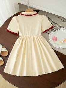 SHEIN Vestido de línea A con cintura elástica, manga corta, cuello con solapa y bordado de fresa en color liso, para niñas, uso casual de verano - Albaricoque - Ver 2