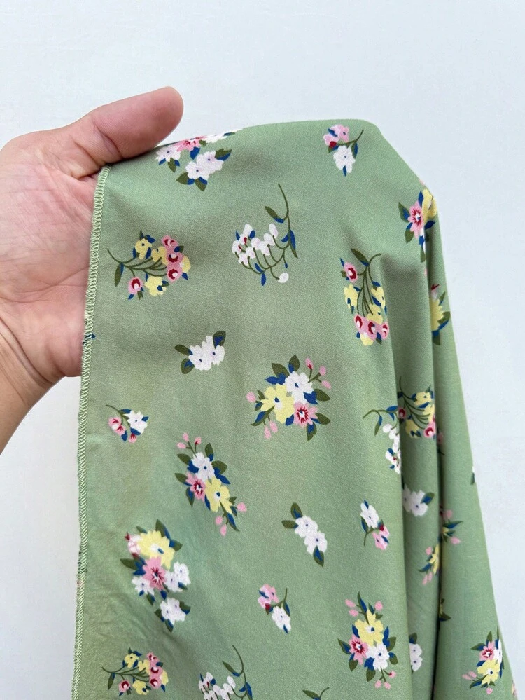 SHEIN SunnyBelle Vestido con cuello francés y abertura con estampado floral diminuto - Verde - Añade 4