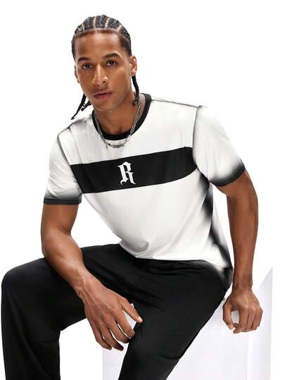 SHEIN La parte superior presenta un color base degradado gris claro combinado con rayas de contraste negras en el pecho, con la letra blanca "R" como un destacado visual en el centro. La silueta de cuello redondo y manga corta es simple y de corte limpio. La Bottom son pantalones rectos de color negro sólido con cintura elástica, ofreciendo un aspecto general fluido y cómodo.