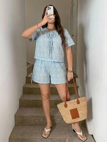 Zelara Bộ 2 món cỡ lớn dành cho nữ năm 2026, họa tiết kẻ caro, trang phục đi học, áo sơ mi thắt nơ phía trước, phong cách công sở thường ngày, quần short, trang phục dự tiệc, trang phục mùa thu cho phụ nữ trung niên, bộ 2 món họa tiết kẻ caro dành cho nữ, trang phục đi học, áo sơ mi thắt nơ phía trước, phong cách công sở thường ngày, quần short, trang phục cao cấp cho giáo viên, bộ 2 món mùa hè, trang phục công sở thanh lịch chất lượng cao dành cho giáo viên, bộ đồ hai mảnh thời trang thường ngày, bộ đồ hai mảnh dễ phối đồ, trang phục mùa hè, bộ đồ ngắn cho nữ, bộ đồ ngắn đi nghỉ mát mùa hè cho nữ, bộ đồ ngắn nữ, trang phục đi biển cho nữ, bộ đồ ngắn vải lanh, bộ đồ đi biển cho nữ, bộ đồ hai mảnh màu xanh dương cho nữ, bộ đồ hai mảnh tay ngắn cho nữ, bộ đồ ngắn cho nữ, bộ đồ mùa hè cho nữ, bộ đồ mùa hè cho nữ, bộ đồ vải lanh hai mảnh cho nữ, bộ đồ mùa hè cho nữ, bộ đồ vải lanh hai mảnh cho nữ, bộ đồ phối hợp cho nữ, bộ 2 món thường ngày, bộ đồ phối hợp thường ngày cho nữ. - Xanh và trắng - Xem 8